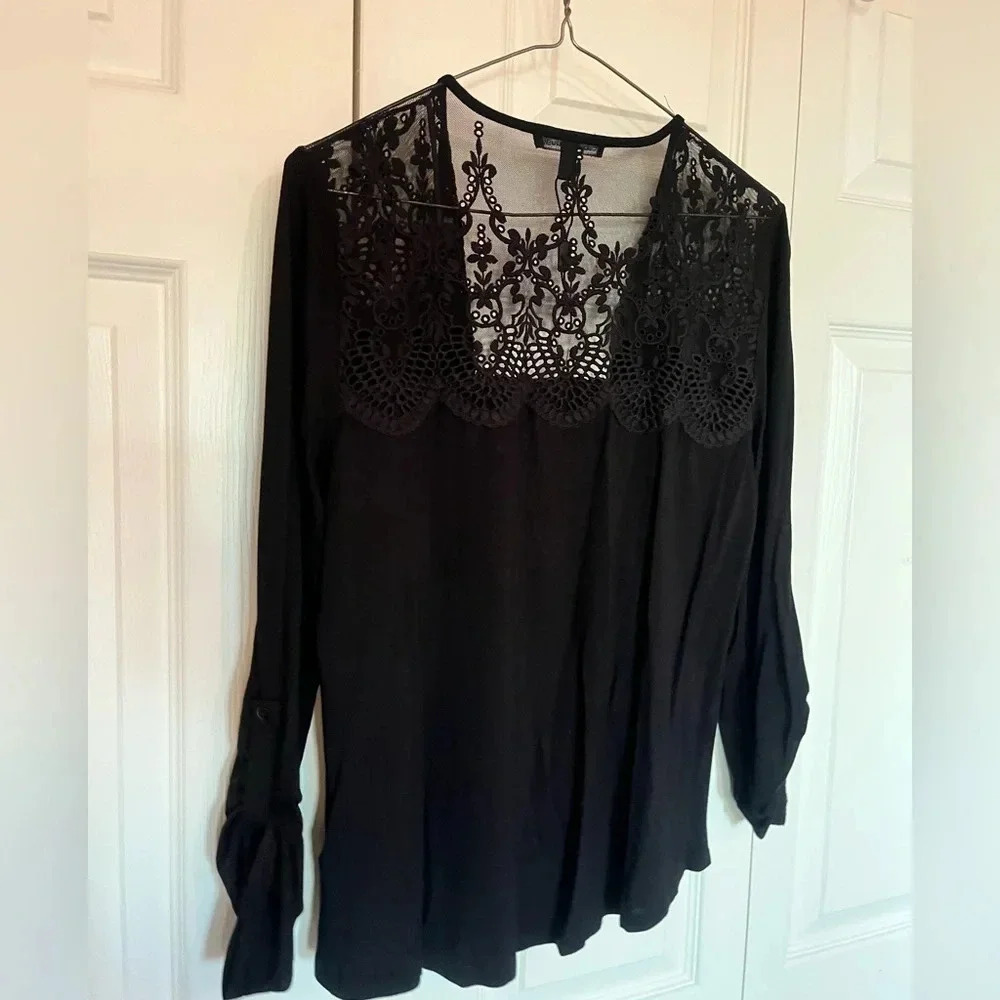 Cable & Gauge black long-sleeve blouse in women’s size Medium
